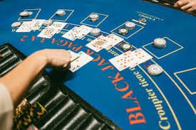 tuntung live Sic Bo table showing dealer, three dice, bet layout, and live chat sidebar